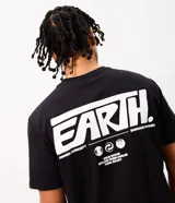 Remera de algodón color negro con cuello redondo y manga corta. Presenta un diseño gráfico estampado en la espalda con la palabra 'EARTH' en tipografía grande y blanca, acompañada de frases motivacionales y símbolos circulares.