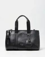 Cartera de mano de cuero sintético negro con textura granulada, doble asa superior, detalle de llavero en forma de corazón y placa metálica frontal con el logo de la marca.