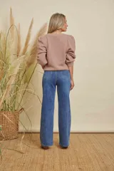 Jeans de mujer color azul, de corte recto y tiro alto.