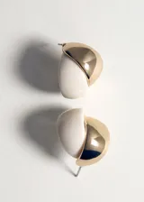 Aros cortos y pequeños de diseño combinado, formados por una mitad de metal dorado brillante y otra mitad de resina color crudo.