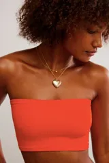 Top tipo bandeau ajustado, color blanco hueso, con tejido de punto acanalado.