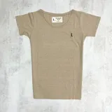 Remera beige de algodón con cuello ancho y manga corta.