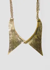 Collar dorado de aleación de metales con dije grande de forma triangular con puntas y flor al centro.