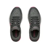 Championes de running Under Armour Charged Rogue 2, color gris con detalles en fucsia y suela blanca. Presentan diseño de malla transpirable, logo lateral y refuerzo en el talón.