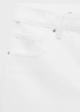 Short de jean blanco de tiro alto, con cierre de cremallera y botón, cinco bolsillos y diseño recto.