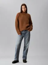 Sweater Calvin Klein de tejido de punto y lana suave cepillada, color marrón, con cuello alto, manga larga y corte regular.