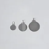 Dije de medalla circular lisa fabricado en plata 925, apto para grabado personalizado.