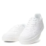 Championes urbanos color beige con detalles en negro y fucsia.