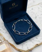 Pulsera de eslabones ovalados de acero con acabado torneado y textura sutil.