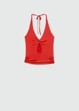 Top de tul color rojo, con diseño entallado, cuello halter con cierre de lazo y detalle de abertura frontal con fruncidos.