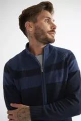 Campera tejida con cierre frontal completo, cuello alto y diseño de rayas horizontales en tonos azules.