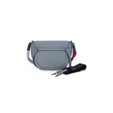 Cartera tipo bandolera negra de formato compacto, con solapa frontal, líneas curvas y correa de hombro tejida multicolor en tonos turquesa y fucsia.