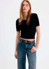 Jeans tiro medio de corte recto y amplio, confeccionados 100% en algodón, con lavado azul clásico y efecto desgastado.