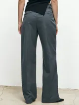 Pantalón de vestir de corte sastrero, tiro alto y pierna recta. Presenta pinzas frontales, bolsillos laterales y cierre con botón y cremallera.