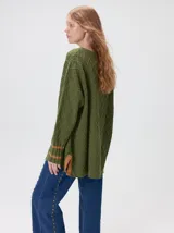 Sweater de cuello redondo con diseño de tejido en relieve de rombos, manga larga y calce holgado. Presenta logo bordado en el pecho y aberturas laterales en el ruedo.