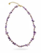 Collar corto de piedras amatistas irregulares en tonos violetas, intercaladas con pequeñas cuentas doradas, con cierre de mosquetón y cadena de alargue.