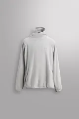 Sudadera regular fit de tejido polar con textura efecto pelo, color gris claro. Cuenta con cuello subido, capucha ajustada, manga larga ranglán, bolsillos laterales en la cadera y bajo asimétrico más largo en la espalda. Los acabados son con cinta elástica.