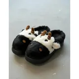 Pantuflas de peluche con diseño de vaca, confeccionadas en piel sintética suave. Cuentan con suela de goma antideslizante y diseño abierto en el talón.