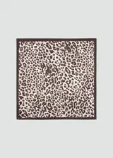Pañuelo cuadrado de poliéster con estampado animal print tipo leopardo y bordes en tono marrón.