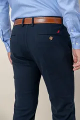 Pantalón de algodón twill con corte slim fit, color beige, de diseño clásico con bolsillos laterales y traseros.