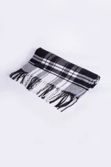 Bufanda tejida a cuadros en tonos azul marino, celeste, gris y beige, con flecos en los extremos.