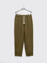 Pantalón de lino premium con corte recto y fit relajado. Presenta cintura elástica con cordón de ajuste, bolsillos laterales y bolsillo trasero.