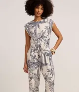 Mono sin mangas confeccionado en viscosa texturizada, con cuello redondo, sisas rayadas, lazo en la cintura y bordados de follaje con paisaje arquitectónico.