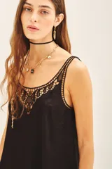 Top tipo musculosa de modal satén color crema, con detalle de encaje calado y bordados a tono en el escote delantero y en la espalda.