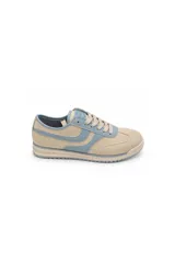 Zapatilla de inspiración retro color beige, con detalles en celeste, cordones claros y suela baja dentada.