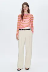 Pantalón recto color beige de tiro alto con pinzas delanteras, bolsillos frontales y falsos bolsillos de vivo en la espalda. Incluye un cinturón fino negro con hebilla dorada. Cierre frontal con cremallera, botón interior y gancho.