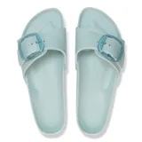 Sandalias tipo chinela Birkenstock modelo Madrid Big Buckle, confeccionadas en material EVA color verde agua. Presentan una única tira ancha con hebilla grande translúcida ajustable y plantilla anatómica moldeada.
