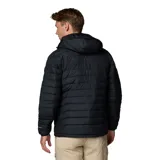 Campera acolchada con capucha, color negro, con cierre frontal completo, bolsillos laterales con cremallera y logo de la marca estampado en el pecho. Cuenta con tecnología de termorreflexión y aislamiento sintético para mayor calidez.