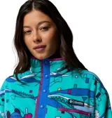 Polar Columbia de edición especial con diseño de Mickey Mouse y sus amigos esquiando, en tonos turquesa, azul y fucsia. Cuenta con cuello alto con botones a presión y solapa, bolsillo frontal con cierre y manga larga.