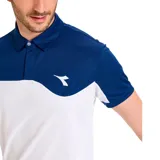 Chomba deportiva Diadora de corte clásico, con diseño bicolor en azul marino y blanco. Presenta cuello polo con cierre de botones y logo de la marca estampado en el pecho.