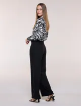 Camisa de gasa Ninety Clothing con estampado animal print en blanco y negro, cuello con solapa, escote en V, cierre frontal con botones y manga larga.