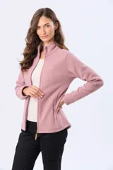 Campera de polar azul marino con cierre frontal completo, cuello alto y bolsillos laterales con cierre. Presenta detalles en cuero en los tiradores de los cierres.