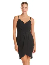 Vestido corto de crepe color negro con escote en V cruzado y drapeado en el busto. Presenta una falda envolvente con diseño drapeado y abertura asimétrica en el bajo, con cierre invisible en la espalda y forro interno.