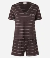 Conjunto de pijama corto de viscosa con estampado de rayas horizontales con hilo metalizado. Incluye remera de manga corta con cuello en V y short con cintura elástica y lazo.