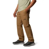 Pantalón cargo de corte recto en color marrón, confeccionado en tejido elástico con tecnología de protección solar. Cuenta con bolsillos laterales tipo cargo con cierre de velcro, bolsillos para las manos y bolsillos posteriores.