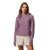 Remera de manga larga Columbia, modelo Uncharted Knit Ls, color violeta melange, diseñada con tecnología de absorción de humedad y protección solar. Cuenta con cuello redondo y aberturas para los pulgares en los puños.