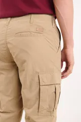 Pantalón de hombre color azul oscuro, estilo cargo, con bolsillos laterales y corte recto.