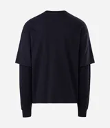 Remera de manga larga y corte boxy, color negro, con cuello redondo y estampa gráfica minimalista frontal con el texto "Master Desorder".