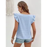 Blusa de color amarillo con textura fruncida, cuello cuadrado y mangas cortas con volados.