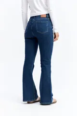 Jean de corte oxford con tiro alto, ajustado hasta la rodilla y con apertura amplia en el bajo. Confeccionado en denim negro con cierre frontal de botón y cremallera.