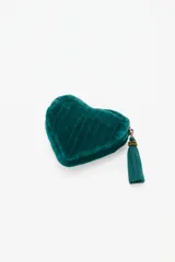 Monedero en forma de corazón confeccionado en terciopelo color verde esmeralda, con costuras verticales acolchadas y la palabra 'love' bordada en hilo dorado. Incluye un cierre con tirador de borla a tono.