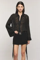 Camisa de gasa jacquard negra con motivo floral, de calce regular, manga larga con lazos y diseño con ruedo trasero más largo.