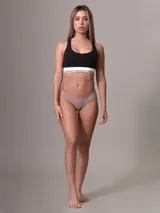 Bombacha colaless Calvin Klein de microfibra suave con bordes cortados a láser para un acabado invisible. Presenta un panel frontal rebajado y el logo de la marca estampado en la cadera.