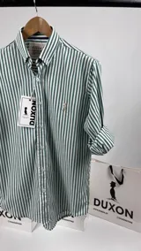 Camisa de manga larga a rayas verticales verdes y blancas, con cuello italiano y logo bordado en el pecho.