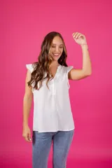 Blusa sin mangas de gasa color verde, con escote en V y volados en las sisas.