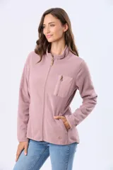 Campera de micropolar celeste con textura en zigzag, cuello alto, cierre frontal y un bolsillo con cierre en el pecho.